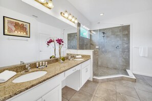 Hus (6 Bedrooms) | Badeværelse | Badekar