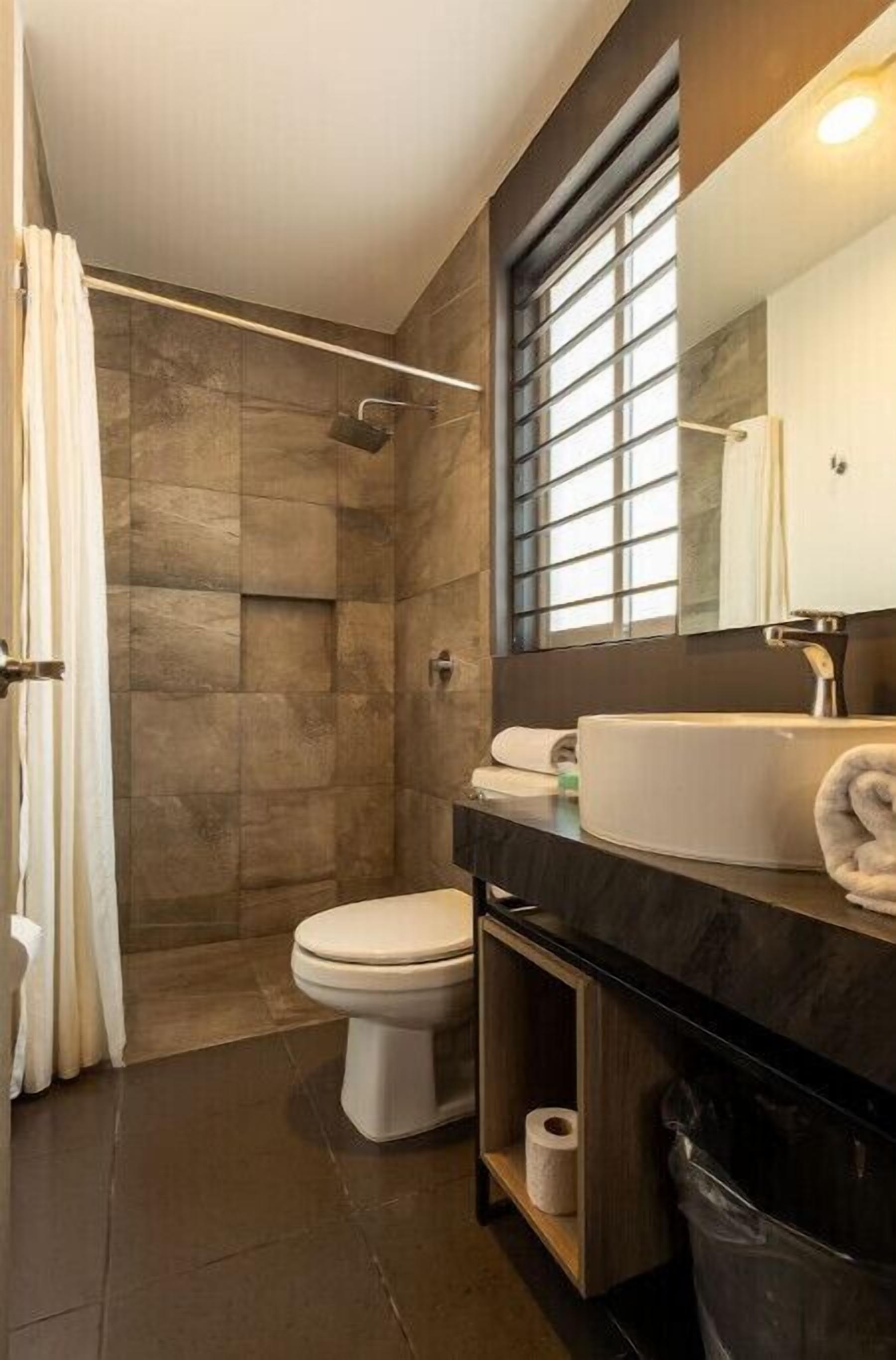 Shower, shampoo