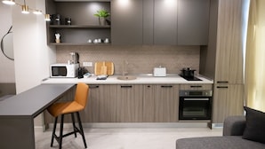 Una cocina moderna con barra, electrodomésticos integrados y un diseño minimalista.