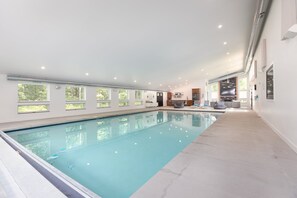 Una piscina techada, una piscina climatizada