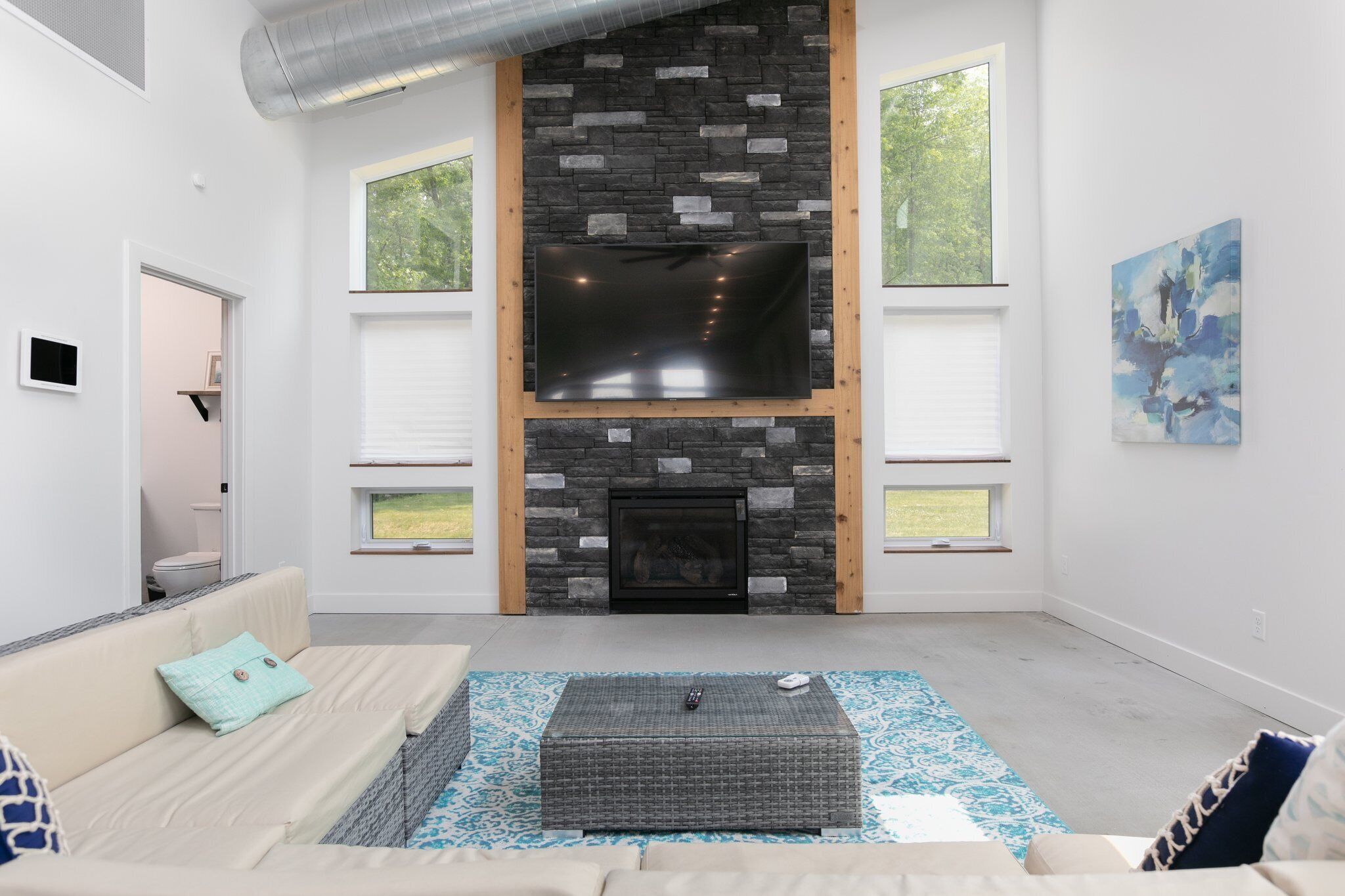 Televisor intel·ligent, llar de foc, videojocs i futbolí 