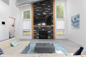 Smart-TV, Kamin, Videospiele, Tischfußball