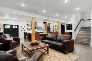 Smart-TV, Kamin, Videospiele, Tischfußball