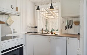 Køleskab, kogeplade, opvaskemaskine