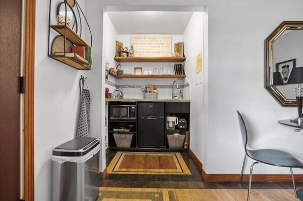 Refrigerador, microondas, parrilla de estufa y cafetera y tetera 