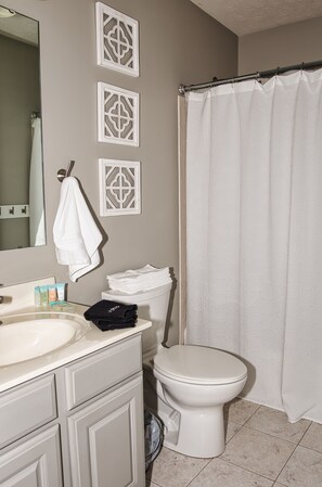 Hair dryer, towels, soap, shampoo - Family Ark Adventure (Union)