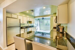 Fridge, microwave, stovetop, dishwasher - Niceville Retreat w/ Boat Dock, Golf Course & Pool (Niceville)