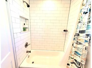 Soap, shampoo - HISTORIC UPTOWN Beachy Guesthouse walkable to DT (St. Petersburg)
