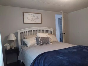 3 habitaciones, tabla de planchar con plancha, wifi y ropa de cama