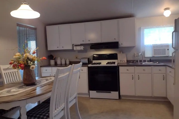 KĂŒhlschrank, Mikrowelle, Ofen, Herdplatte