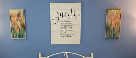 2 soverom, skrivebord, strykejern/-brett og wi-fi (inkludert)