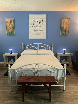 2 bedrooms, desk, iron/ironing board, free WiFi - Guest Favorite! Super Clean! Close to Everything! (Jamestown)