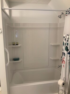 Eco-friendly toiletries, hair dryer, towels, soap - Guest Favorite! Super Clean! Close to Everything! (Jamestown)