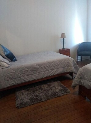 2 Schlafzimmer, Schreibtisch, Reisekinderbett, kostenloses WLAN