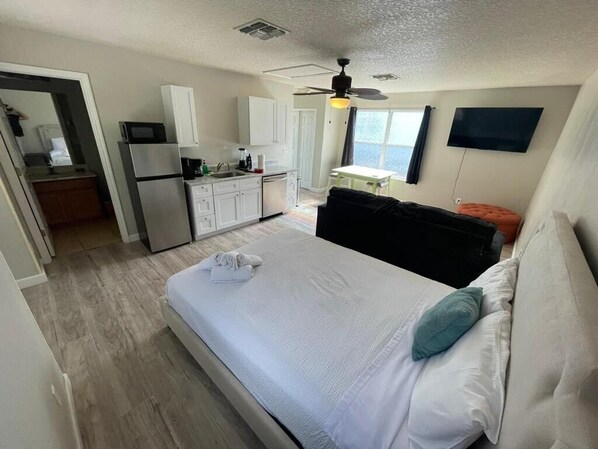 1 bedroom, iron/ironing board, free WiFi, bed sheets - Remodeled Studio by Disney-Resort- New Listing (Kissimmee)