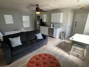 Smart TV, books - Remodeled Studio by Disney-Resort- New Listing (Kissimmee)
