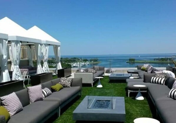 Property grounds - HISTORIC KENWOOD Beachy Boho KING bed near DT (St. Petersburg)