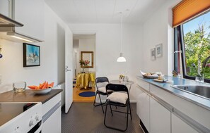 Fridge, microwave, dishwasher, cookware/dishes/utensils