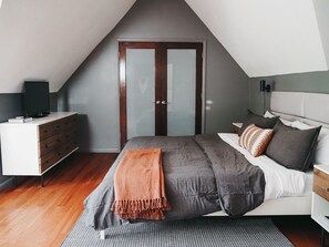 2 bedrooms, desk, free WiFi, bed sheets - Modern Retreat near Traverse City (Cedar)