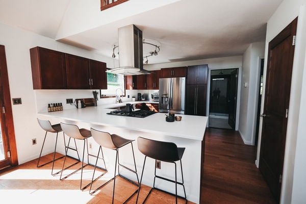 Een koelkast, een magnetron, een oven, een kookplaat