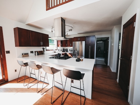 Refrigerador, microondas, horno y parrilla de estufa . Modern Retreat near Traverse City