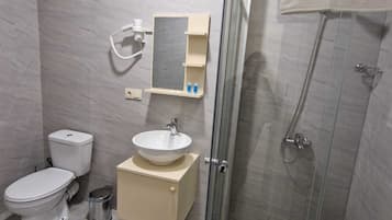 Suite Studio Standard | Salle de bain | Douche, sèche-cheveux, peignoirs, chaussons