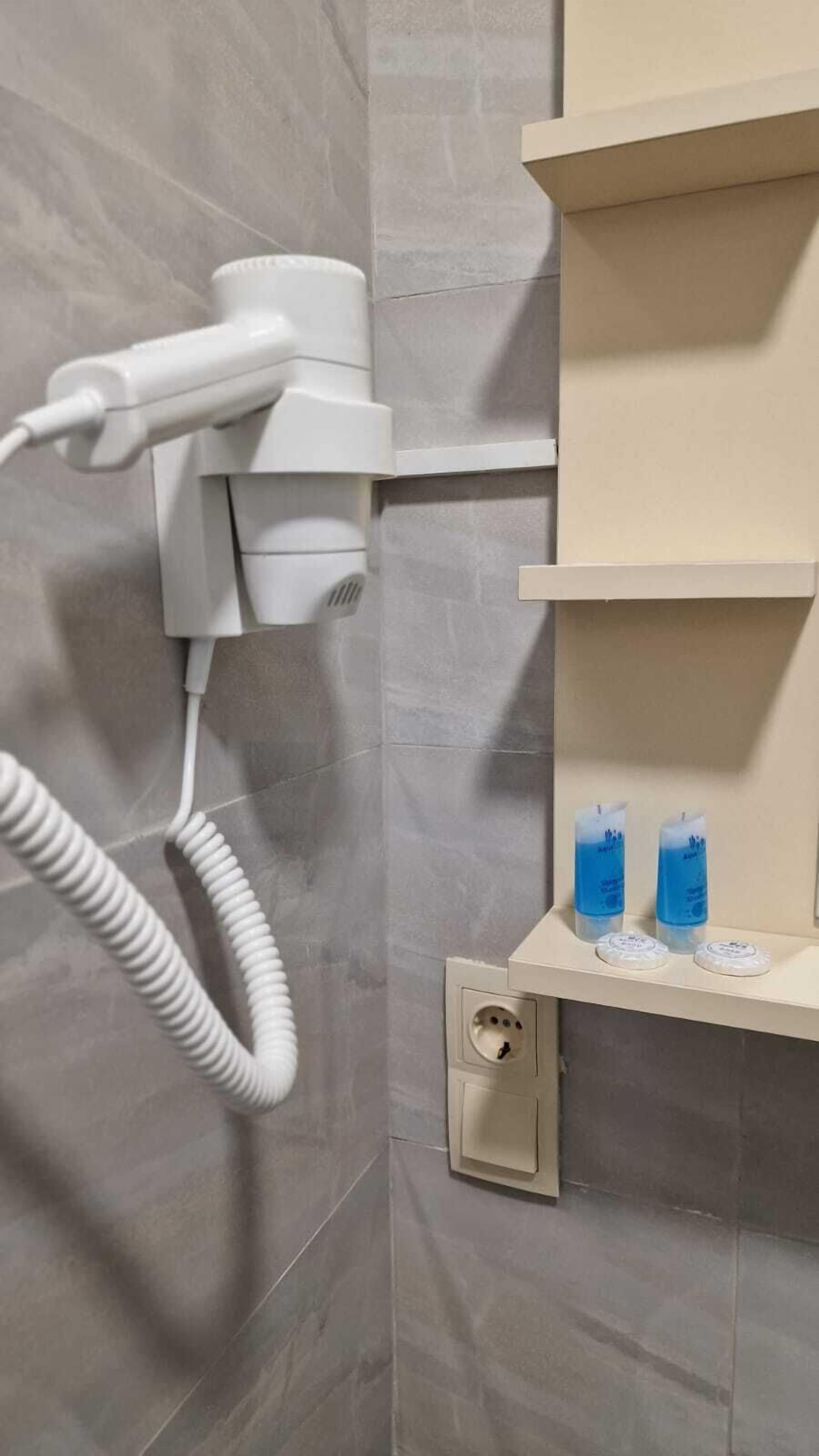 Regadera, secadora de cabello, batas, pantuflas 