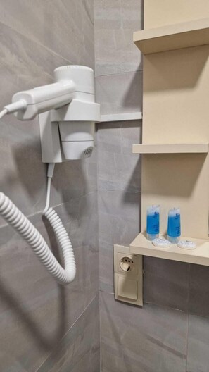 Douche, sèche-cheveux, peignoirs, chaussons