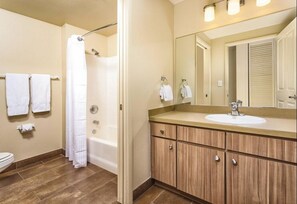 Hair dryer, towels, soap, shampoo - 1BD Las Vegas Boulevard w/Lazy river, Shuttle and near the Strip! (Las Vegas)