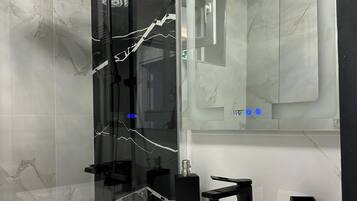 Dusche, Haartrockner, Handtücher, Seife