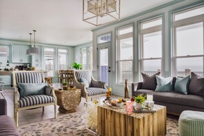 スマートテレビ、暖炉、卓球台