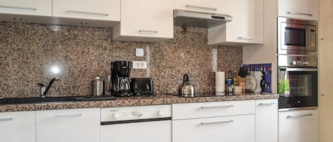 KĂŒhlschrank, Ofen, Herdplatte, GeschirrspĂŒler