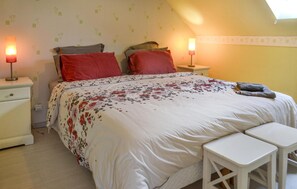 3 bedrooms, iron/ironing board, travel cot, Internet