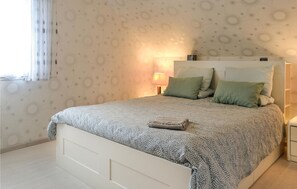 3 bedrooms, iron/ironing board, travel cot, Internet