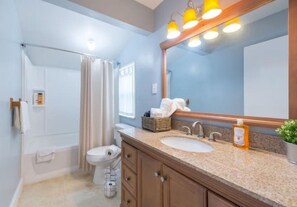 Douche, sèche-cheveux, serviettes fournies, savon