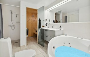 Shower, hair dryer - Cozy apartment in Gråsten with sauna (Gråsten)