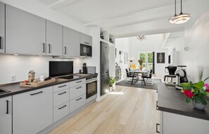 Geladeira, cooktop, lava-louças, cafeteira/chaleira