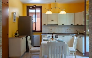 Refrigerador, parrilla de estufa, lavavajillas y utensilios de cocina