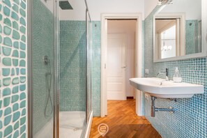 Douche, sèche-cheveux, bidet, serviettes fournies