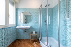 Bruser, hårtørrer, bidet, håndklæder