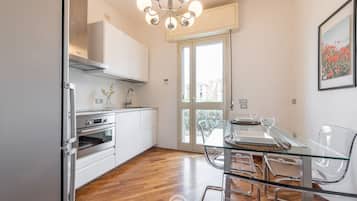Frigorifero, microonde, forno, piano cottura