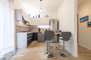 Réfrigérateur, micro-ondes, plaque de cuisson, lave-vaisselle