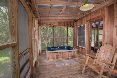 Interior. 7F Lodge - Hill Country Lodge - Country Living w/Jacuzzi Tub and Fire Pit and Breakfast