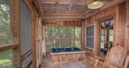 7F Lodge - Hill Country Lodge - Country Living w/Jacuzzi Tub and Fire Pit and Breakfast