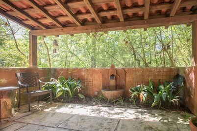 7F Lodge - Spain Spanish Hacienda Splendor w/Jacuzzi Tub and Breakfast