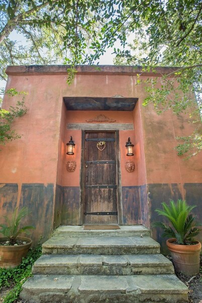 7F Lodge - Spain Spanish Hacienda Splendor w/Jacuzzi Tub and Breakfast