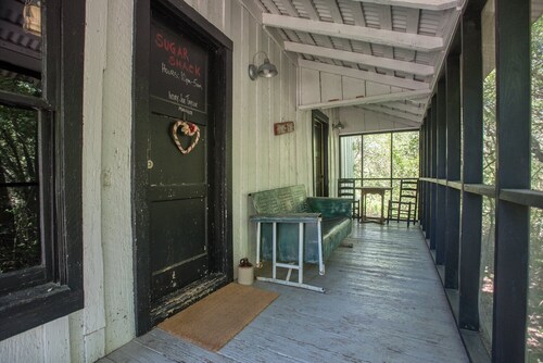 7F Lodge - Sugar Shack  It's a Juke Joint, Baby w/Jacuzzi Tub and Breakfast