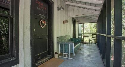 7F Lodge - Sugar Shack It's a Juke Joint, Baby w/Jacuzzi Tub and Breakfast