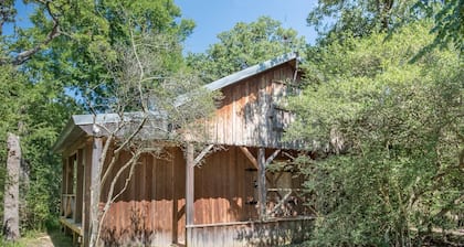 7F Lodge - The Barn A Secluded Western Style Place w/Jacuzzi Tub and Breakfast