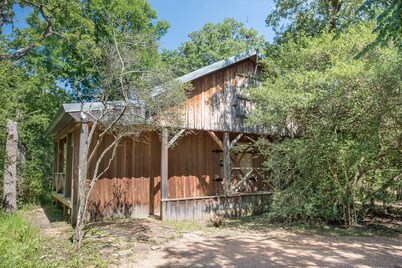 7F Lodge - The Barn A Secluded Western Style Place w/Jacuzzi Tub and Breakfast